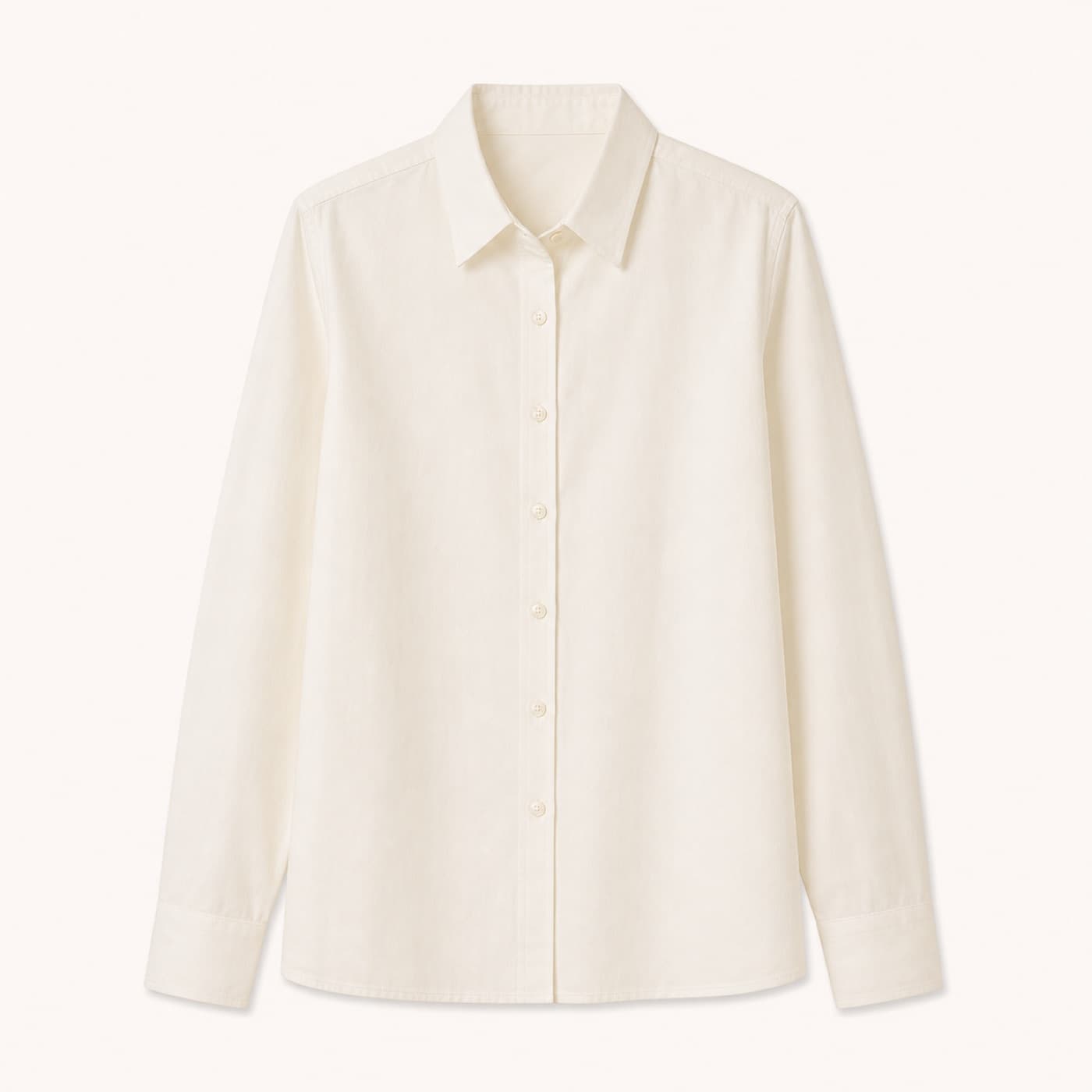 เสื้อเชิ้ต Oxford สีงาช้างถ่ายหน้าตรงบนฉากขาวนวลแบบภาพ Catalog